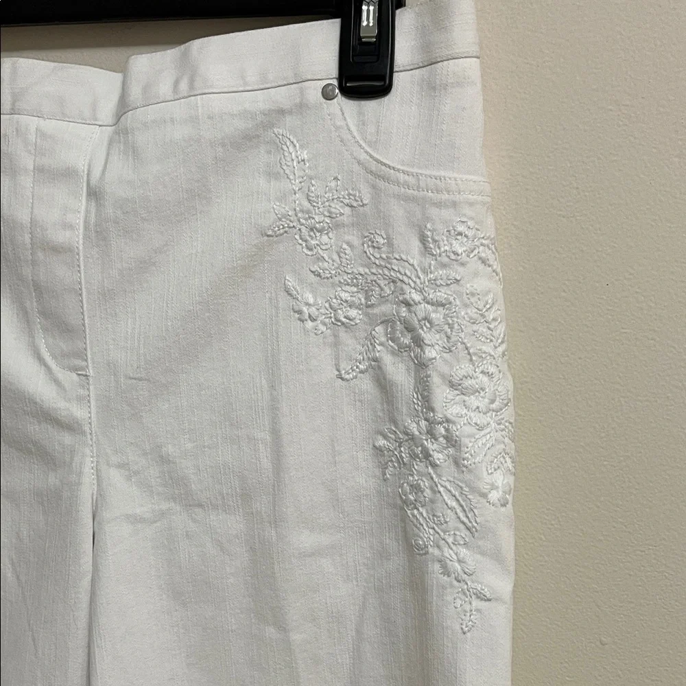 Alfred Dunner Blue Bayou White Capris with Embroidered Detail Elastic Waist 14P - Picture 5 of 14